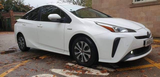 Toyota Prius 1.8 VVTi Business Edition Plus 5dr CVT Hatchback Petrol / Electric Hybrid White